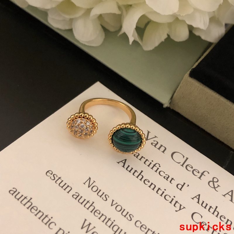 Front view of Van Cleef & Arpels unisex jewelry piece