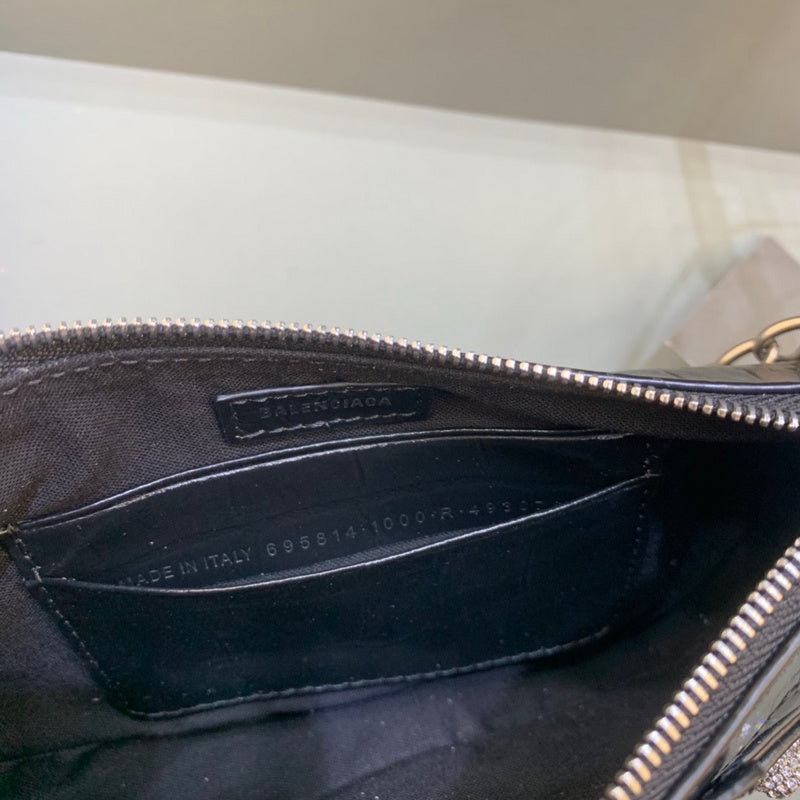 Statement Premium PU Leather Handbag - Everyday Elegance | Women's Fashion Handbag #355 - texture close-up (image 9) of designer-inspired handbag