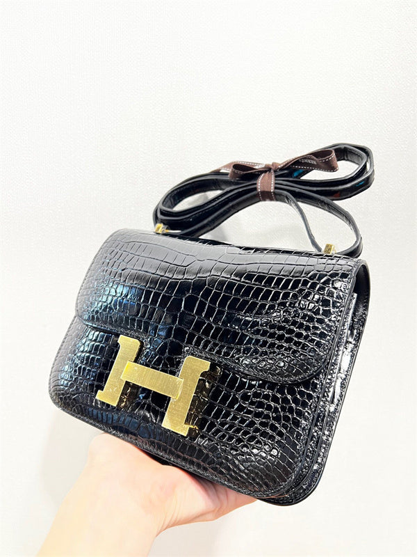  shoulder bag interior and compartment view 9