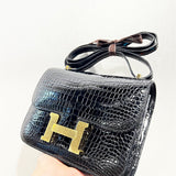  shoulder bag interior and compartment view 9