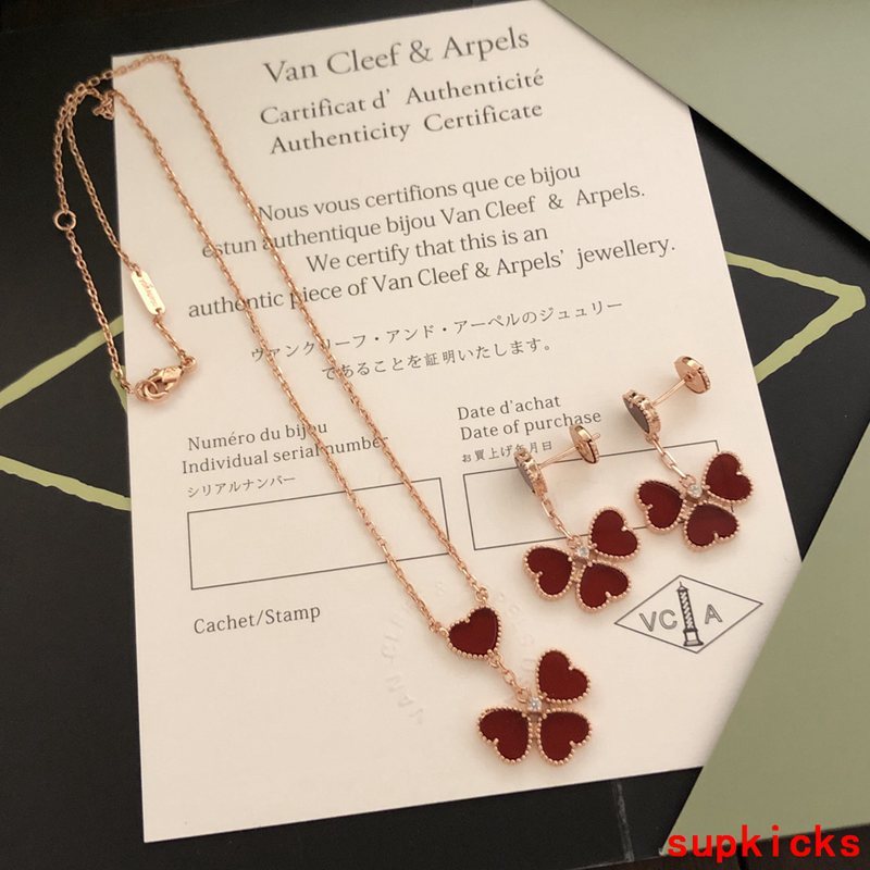 Front view of Van Cleef & Arpels unisex jewelry piece