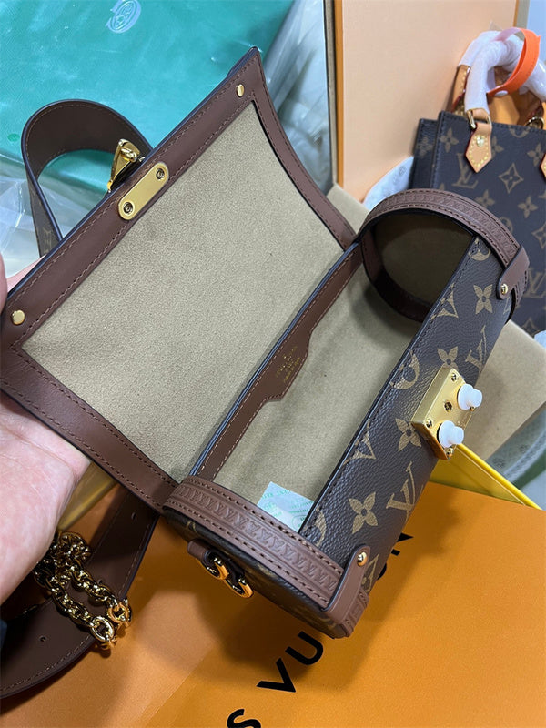  Understated everyday bag front view 13