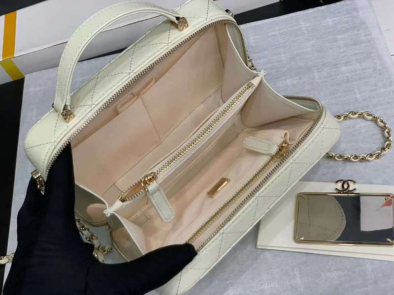 Zivas Charm Streamlined Design Luxury Handbag (Modern Wardrobe Staple) – Close-Up Detail