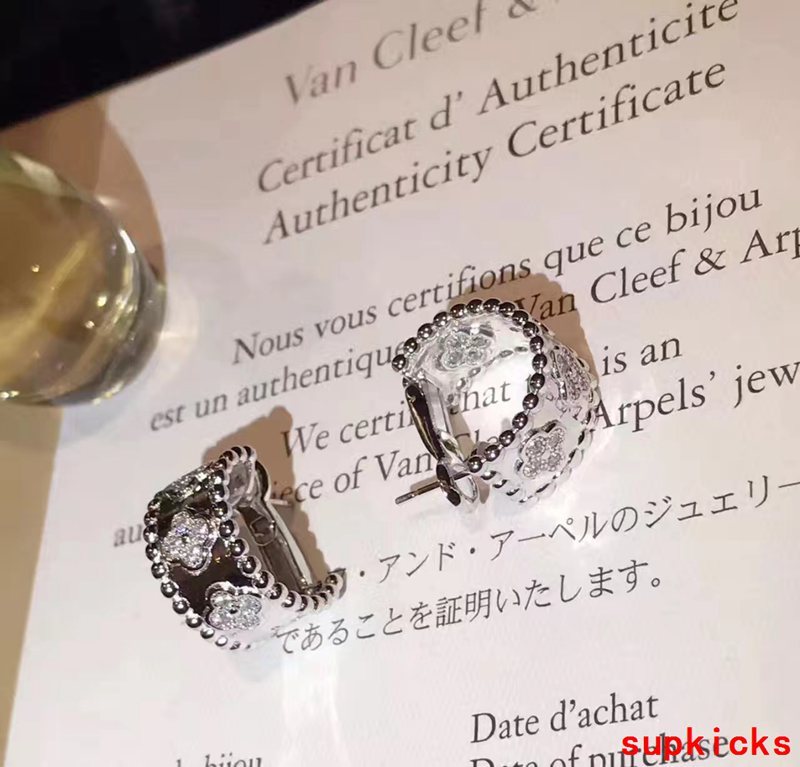 Side view of Van Cleef & Arpels unisex jewelry piece