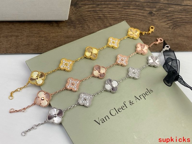 Full view of Van Cleef & Arpels unisex jewelry piece