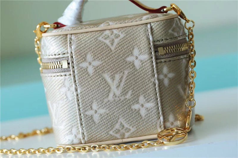  effortless crossbody bag detail view showing craftsmanship 20