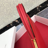 Handle and strap detail of sleek modern women's handbag – women's premium purse