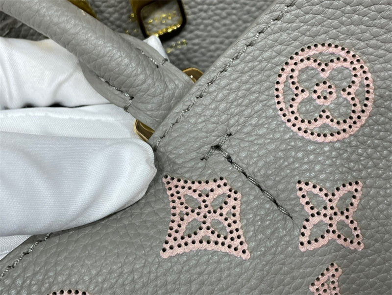 Polished handbag carried on shoulder 10