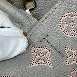  Polished handbag carried on shoulder 10