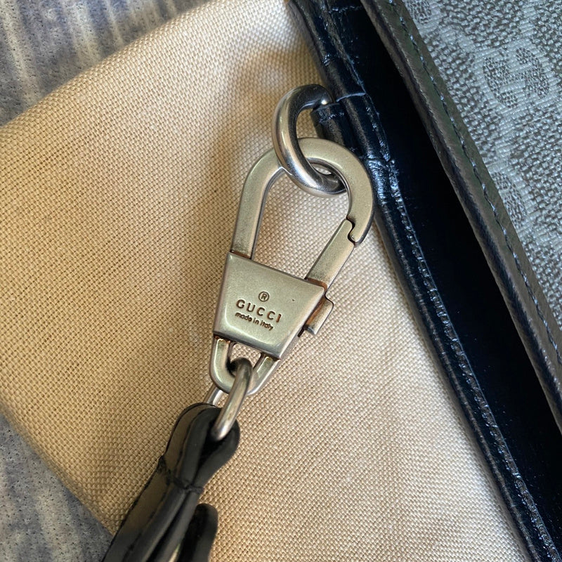 Handle and strap detail of chic refined women's handbag – women's premium purse