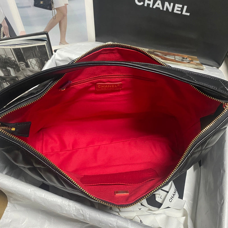 Ziva's Charm handbag – close-up view (one versatile size)