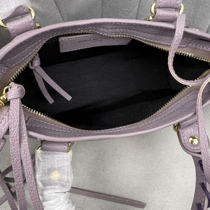 Zivas Charm Classic Sensibility Statement Handbag (Signature Shape & Finish) – Detail View