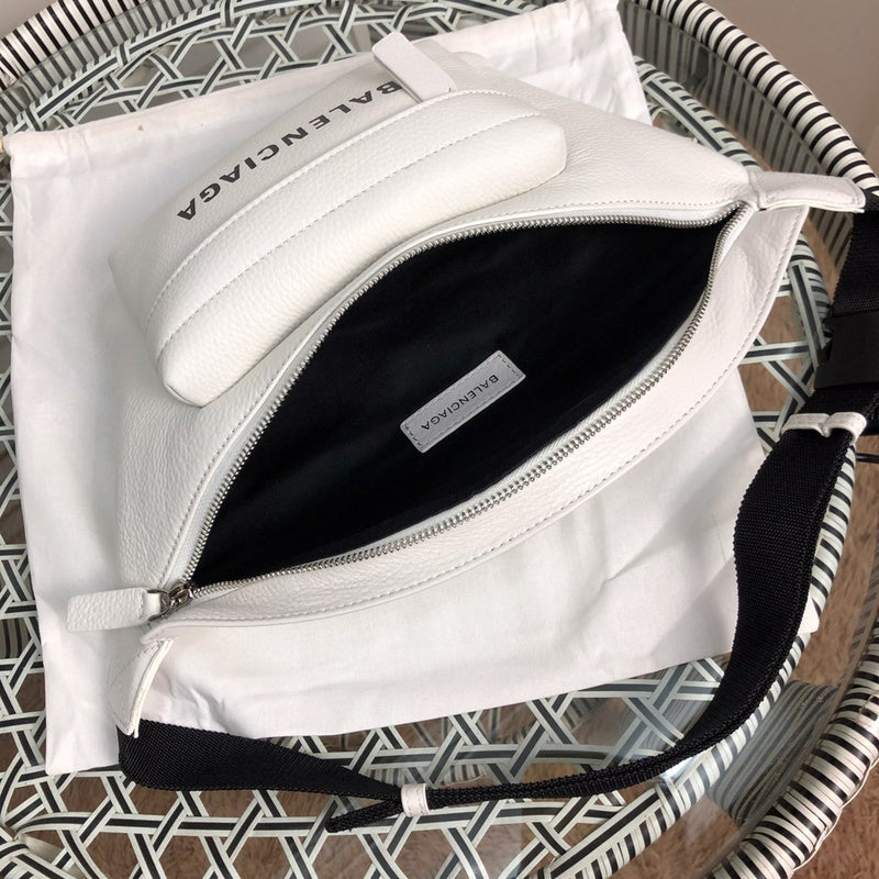 Side profile of premium everyday-luxe women's handbag – women's everyday handbag