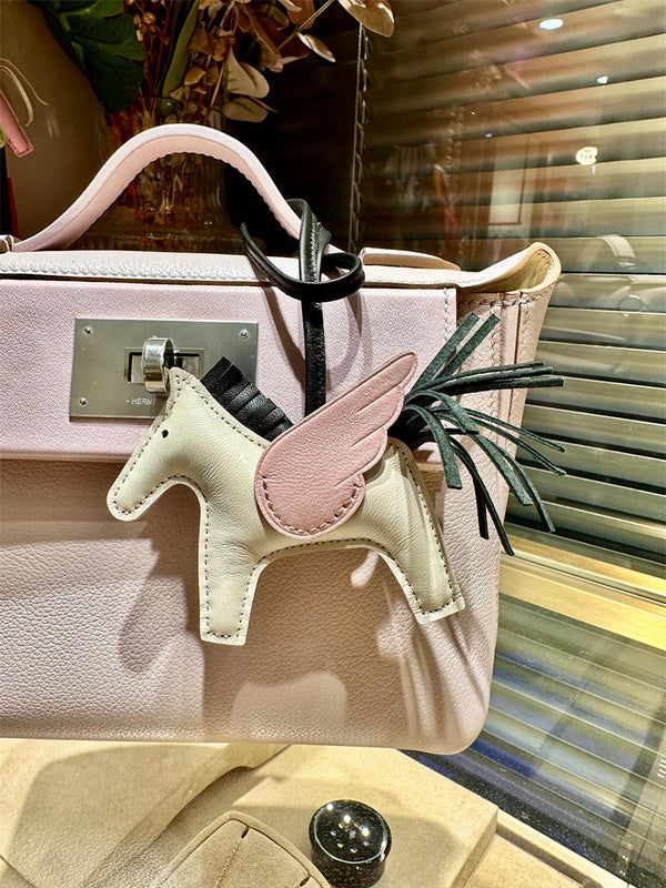  Refined everyday bag carried on shoulder