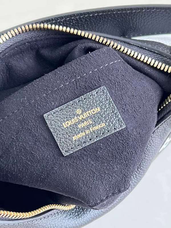 Side profile of everyday-luxe modern women's handbag – women's designer-style accessory