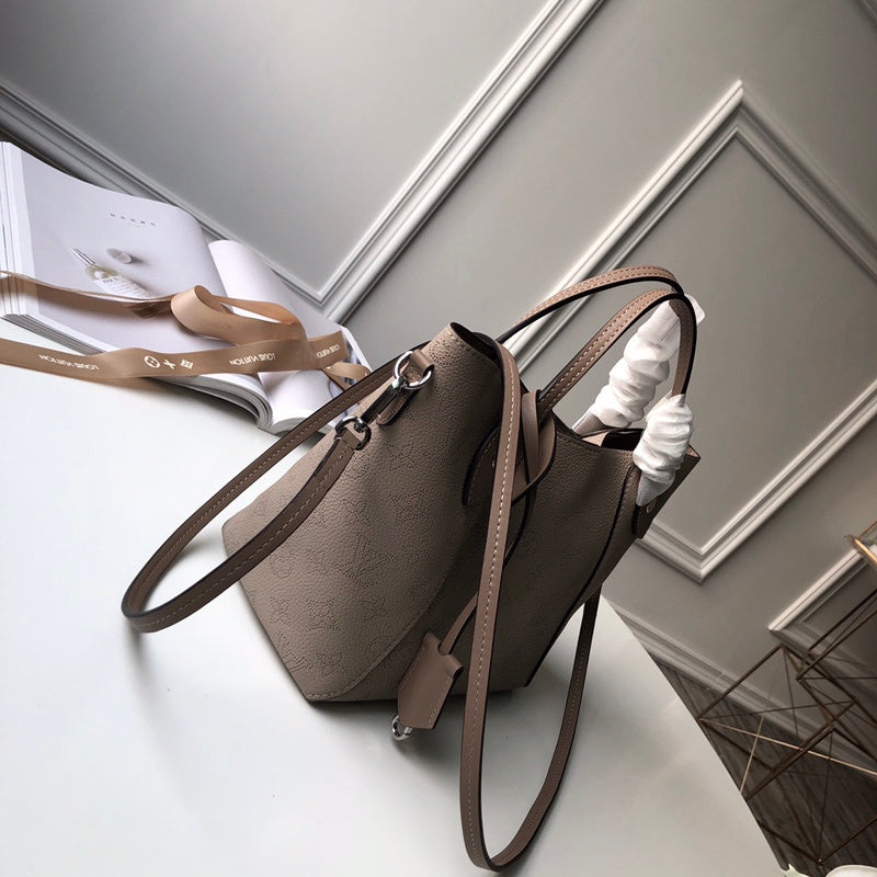 Handle and strap detail of modern sleek women's handbag – women's everyday handbag
