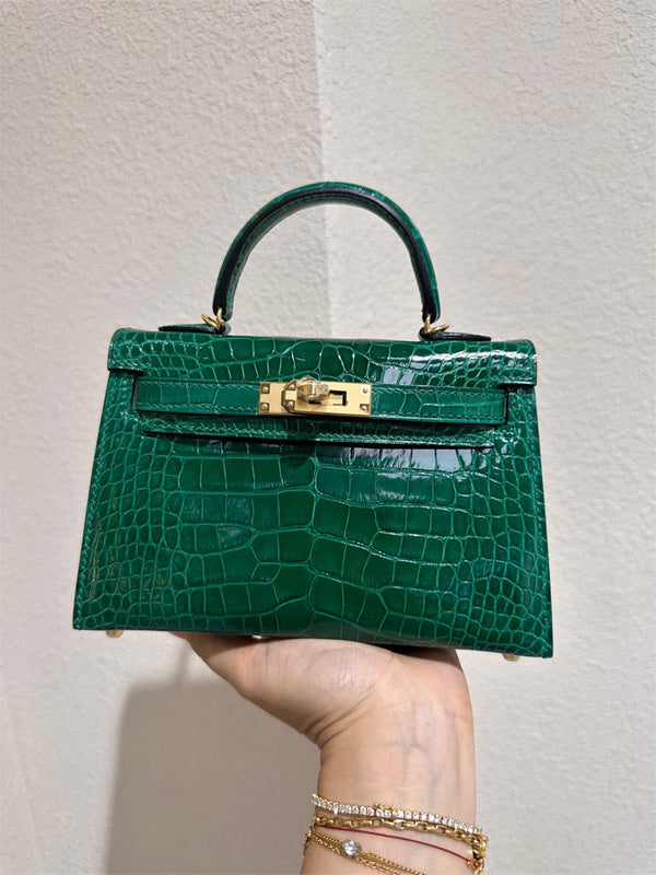  minimalist everyday bag styled with outfit 18