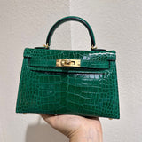  minimalist everyday bag styled with outfit 18