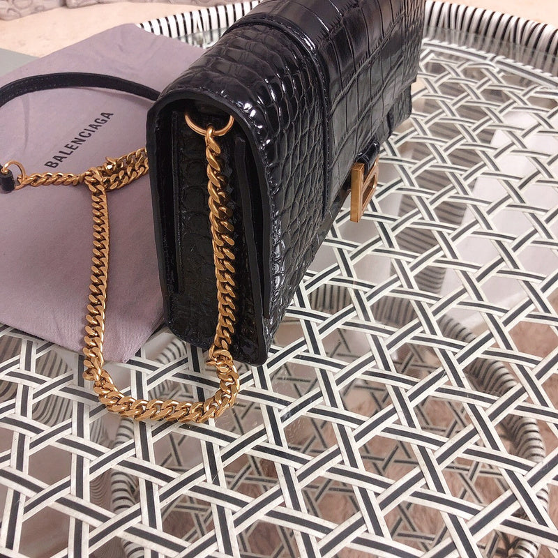 Handle and strap detail of structured modern women's handbag – women's luxury accessory