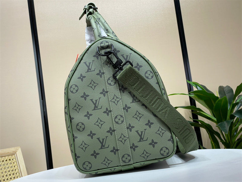  Signature shoulder bag front view 7