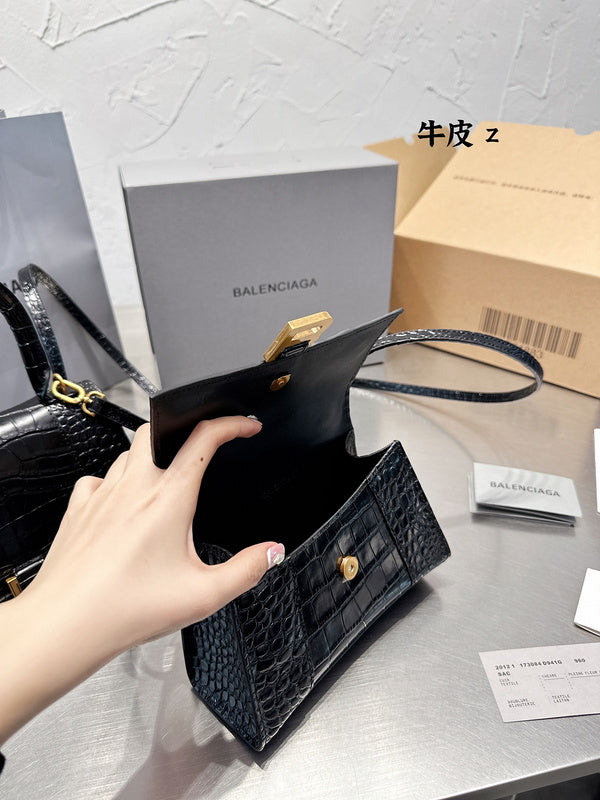 Ziva's Charm handbag – product shot (one versatile size)