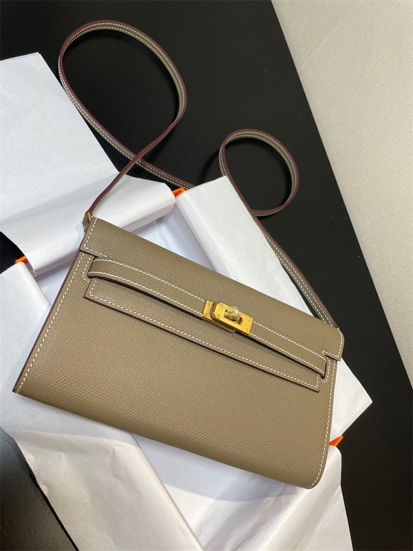 carryall bag close-up of hardware and finish 29