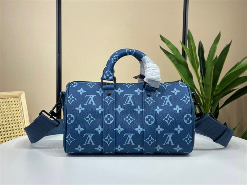  Streamlined handbag carried on shoulder