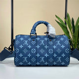  Streamlined handbag carried on shoulder
