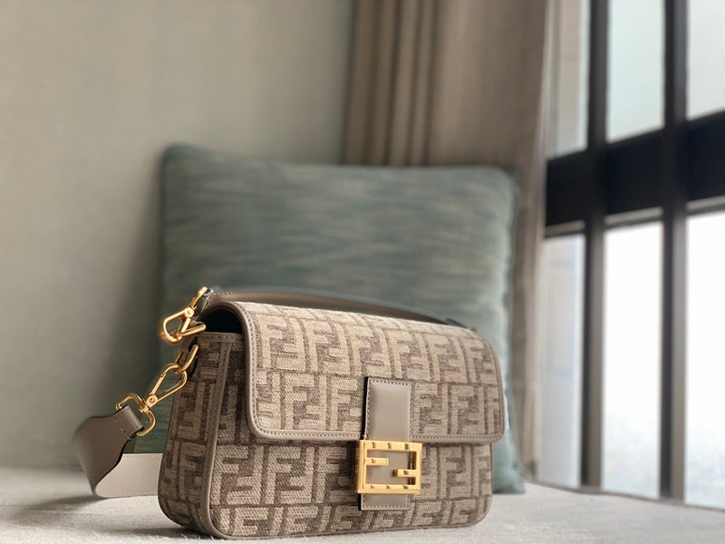 Ziva's Charm handbag – close-up view (27cm*6cm*15cm)
