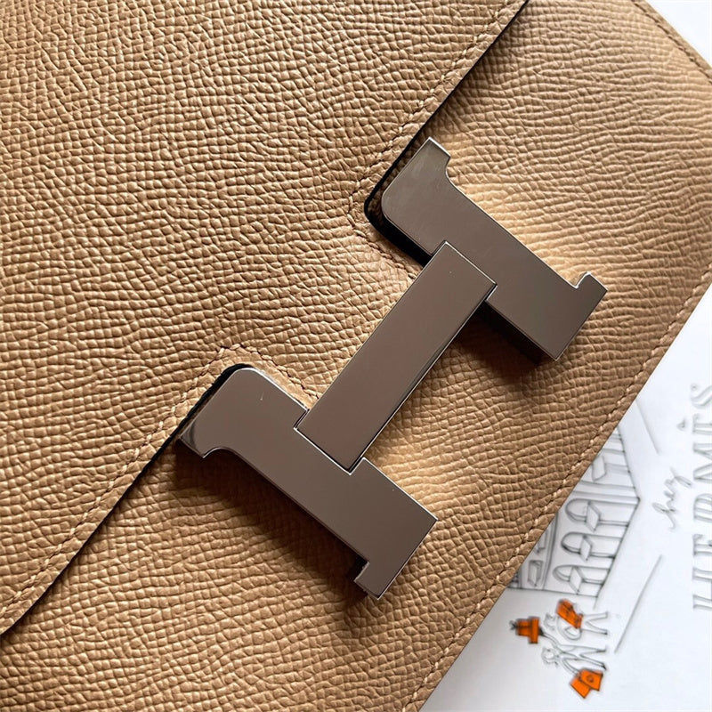 Versatile handbag styled for everyday wear
