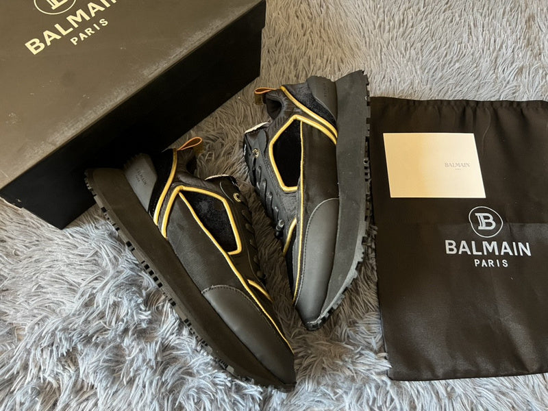 Gucci classic monochrome luxury sneakers view 8 retro runner design