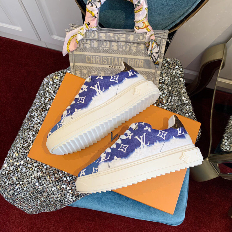 Three-quarter angle view of Louis Vuitton luxury piece style No.096