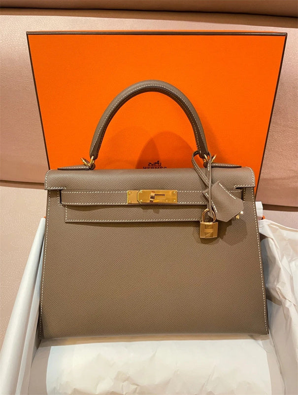  Polished shoulder bag carried on shoulder