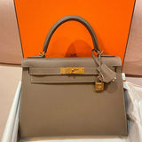  Polished shoulder bag carried on shoulder