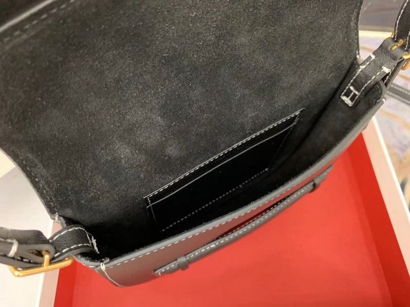 Handle and strap detail of polished statement women's handbag – women's premium purse