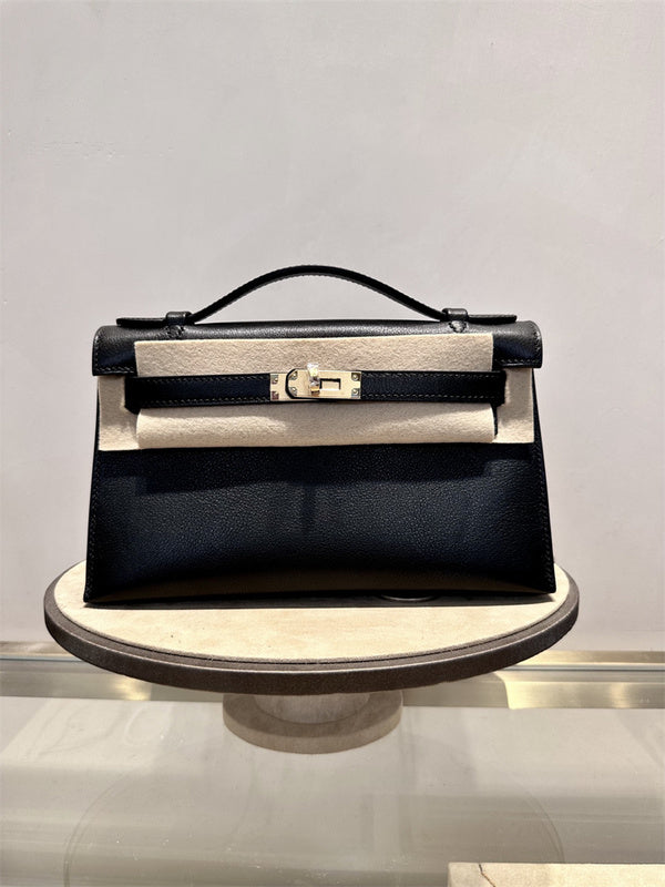  timeless handbag styled with outfit