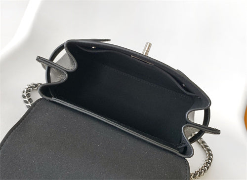  clean-lined shopper bag detail view showing craftsmanship 14
