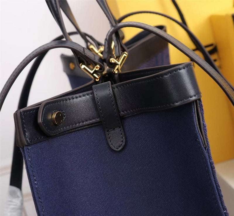 Ziva's Charm handbag – close-up view (Standard Size)