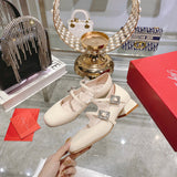 Three-quarter angle view of Roger Vivier luxury piece style No.049