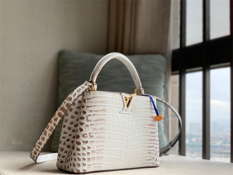  Streamlined tote bag carried on shoulder