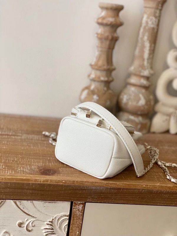  handbag, compact everyday style, image 4