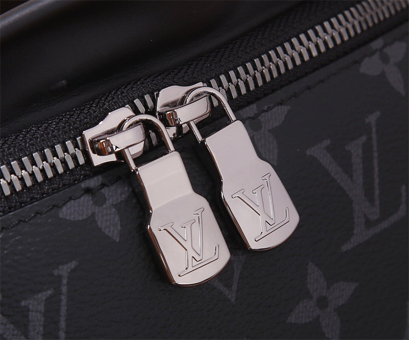  structured bag close-up of hardware and finish