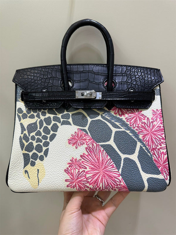  Clean-Lined shoulder bag carried on shoulder