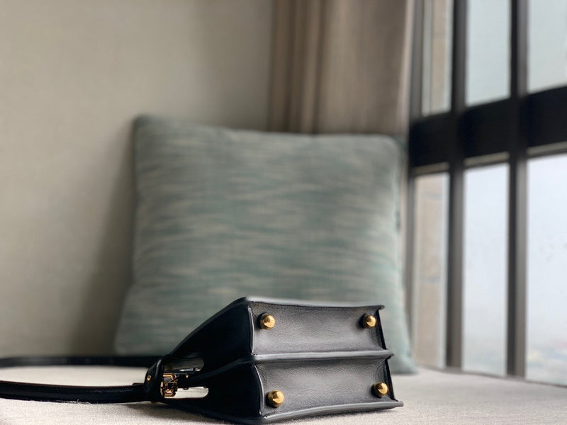 Ziva's Charm handbag – front view (20cm*15cm*11cm)