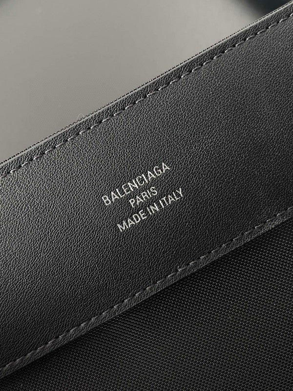 Zivas Charm Modern Minimalist Look Fashion Handbag (Timeless Wardrobe Addition) – Detail View