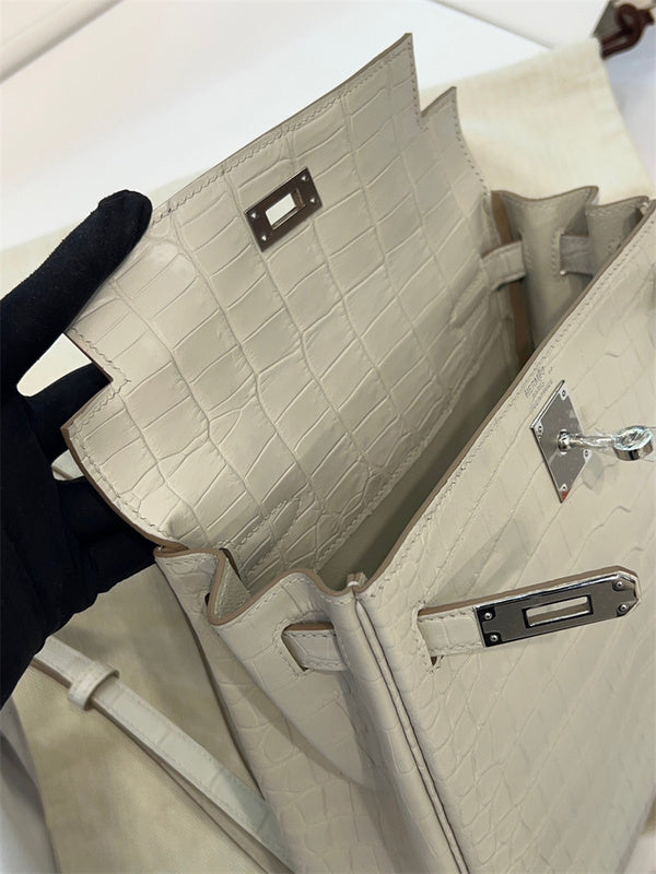  understated carryall bag detail view showing craftsmanship 8