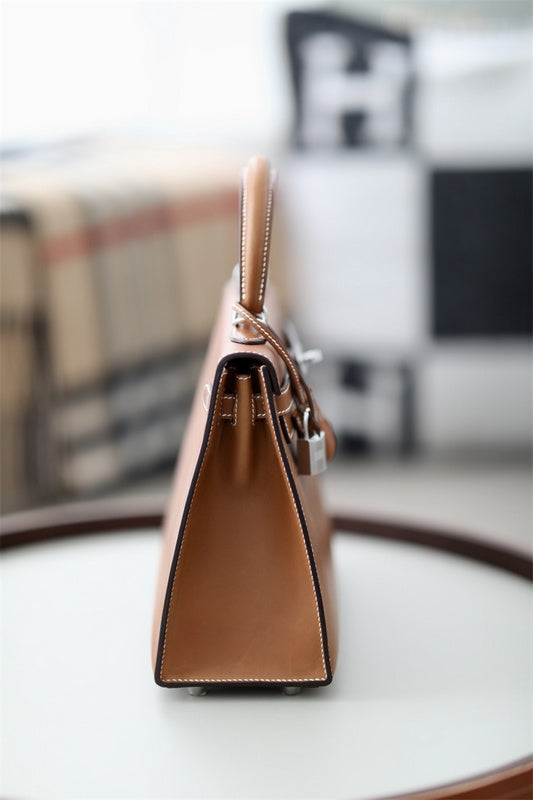  timeless shopper bag styled with outfit