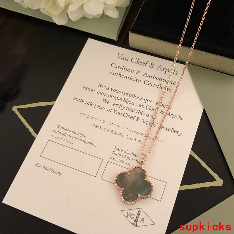Full view of Van Cleef & Arpels unisex jewelry piece