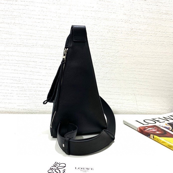 Ziva's Charm handbag – close-up view (18cm*13cm*34cm)
