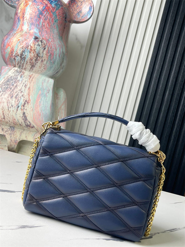  Sophisticated shoulder bag front view 25